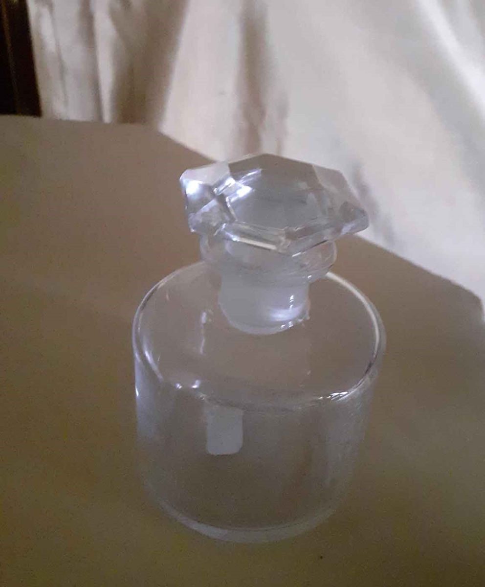 Petit flacon de verre avec son bouchon, gravé du chiffre HO