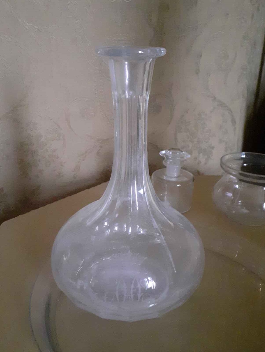 Carafe en verre gravée du chiffre HO