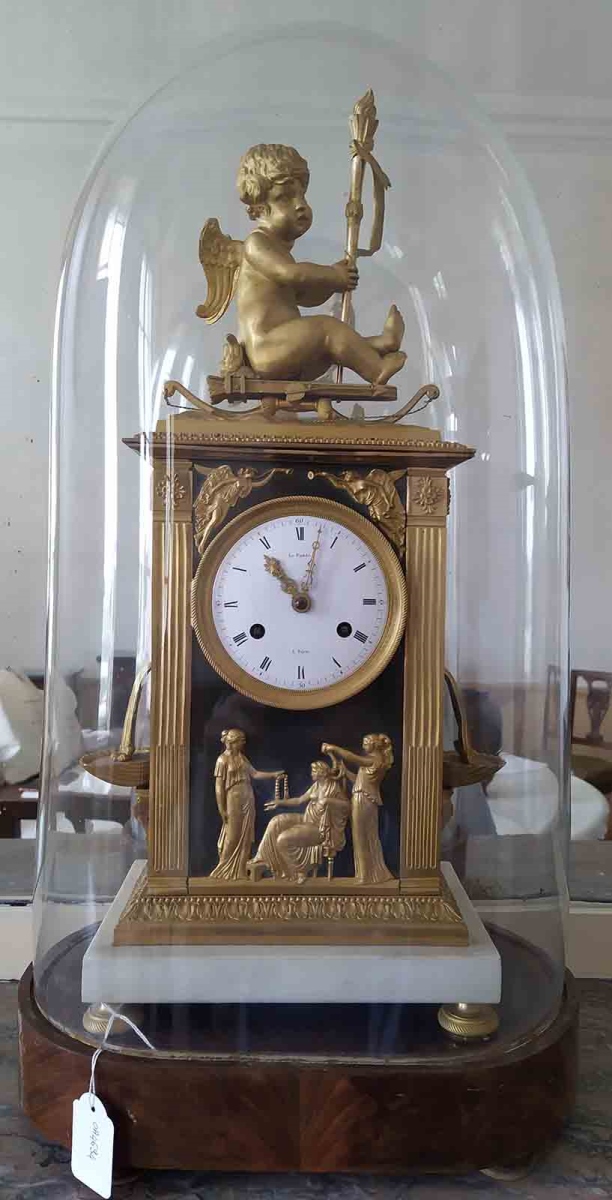 Pendule de Lepaute en bronze doré avec bas-relief représentant une femme à sa toilette, deux servantes et Amour assis sur le couronnement