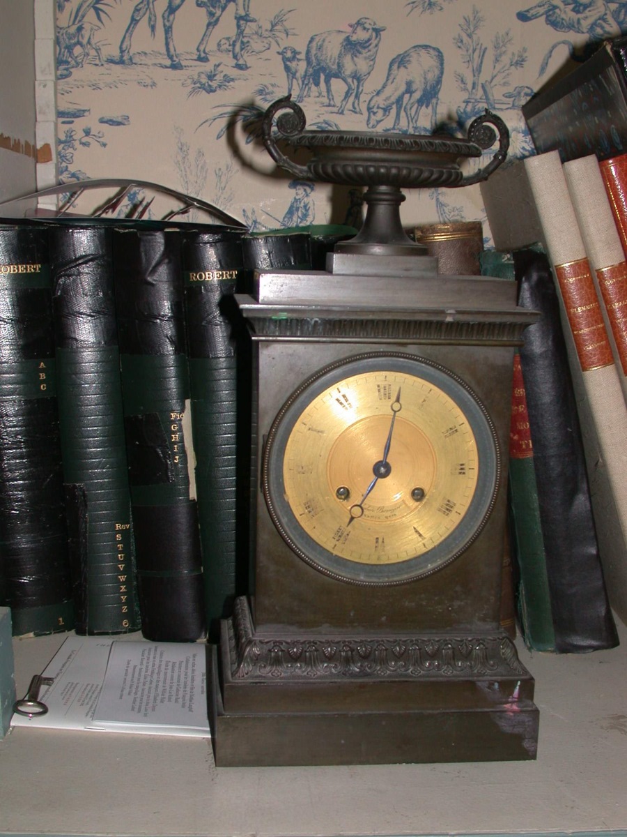 Pendule en bronze patiné, avec une urne sur le couronnement
