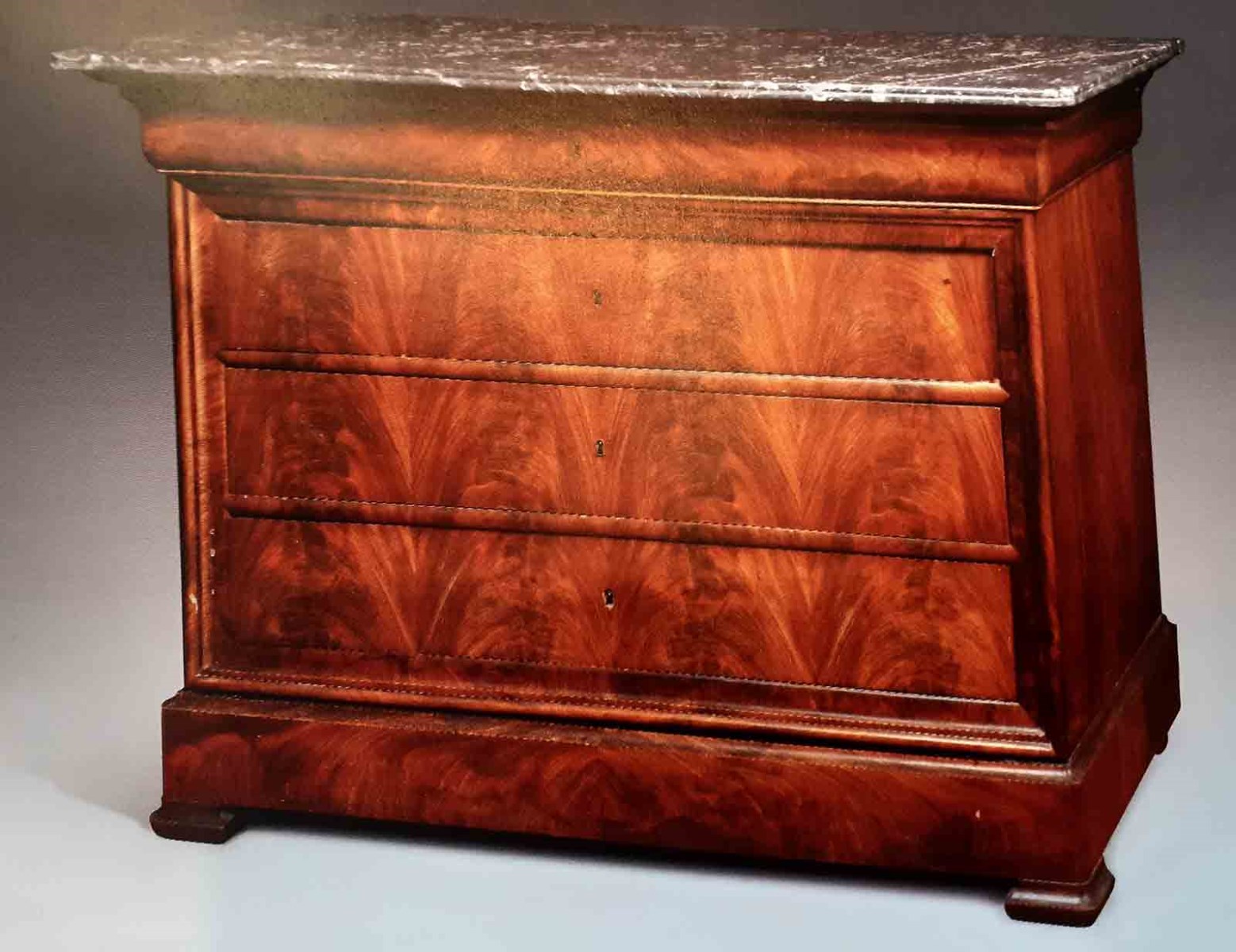 Commode en acajou et marbre noir avec quatre tiroirs