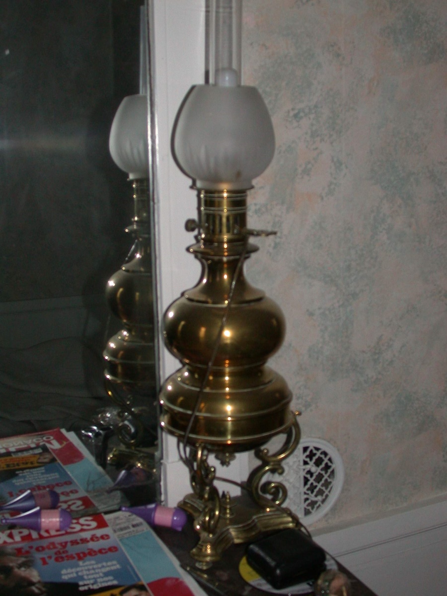 Grosse lampe à pétrole en cuivre doré, électrifiée