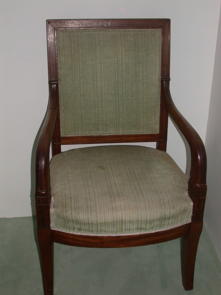 Fauteuil en acajou à palmettes recouvert de tissu strié bleu vert