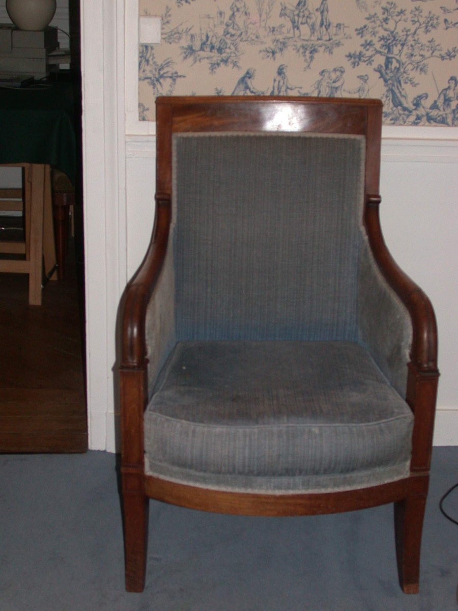 Bergère en acajou, accoudoirs pleins, palmettes, recouverte de tissu bleu strié