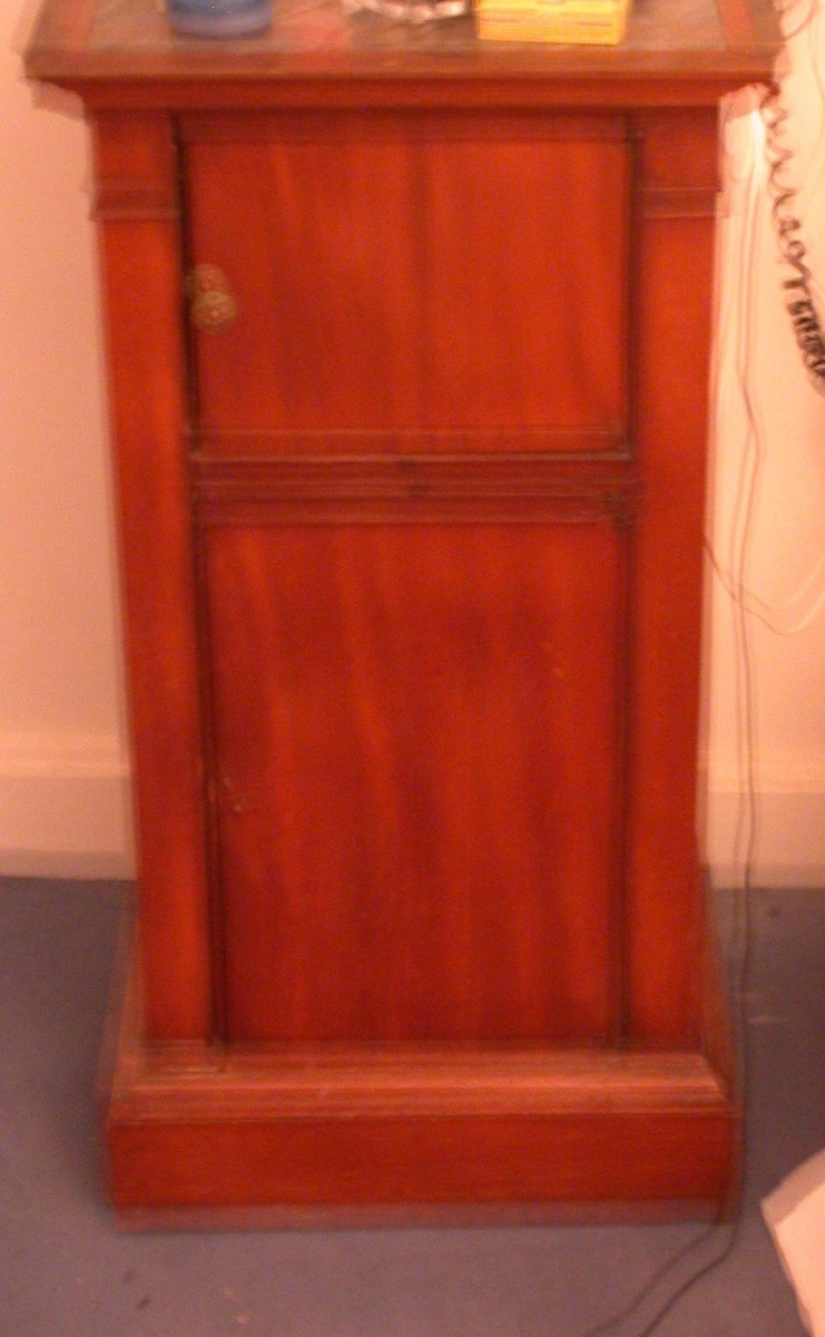 Table de chevet carrée en acajou et marbre gris à deux portes