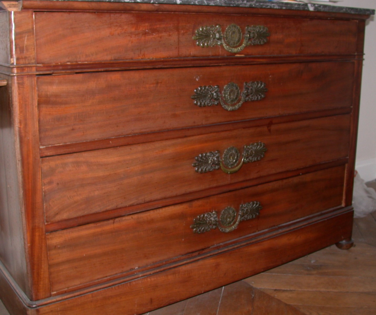 Grande commode en acajou et marbre,  à quatre tiroirs, entrées de serrures à marguerites