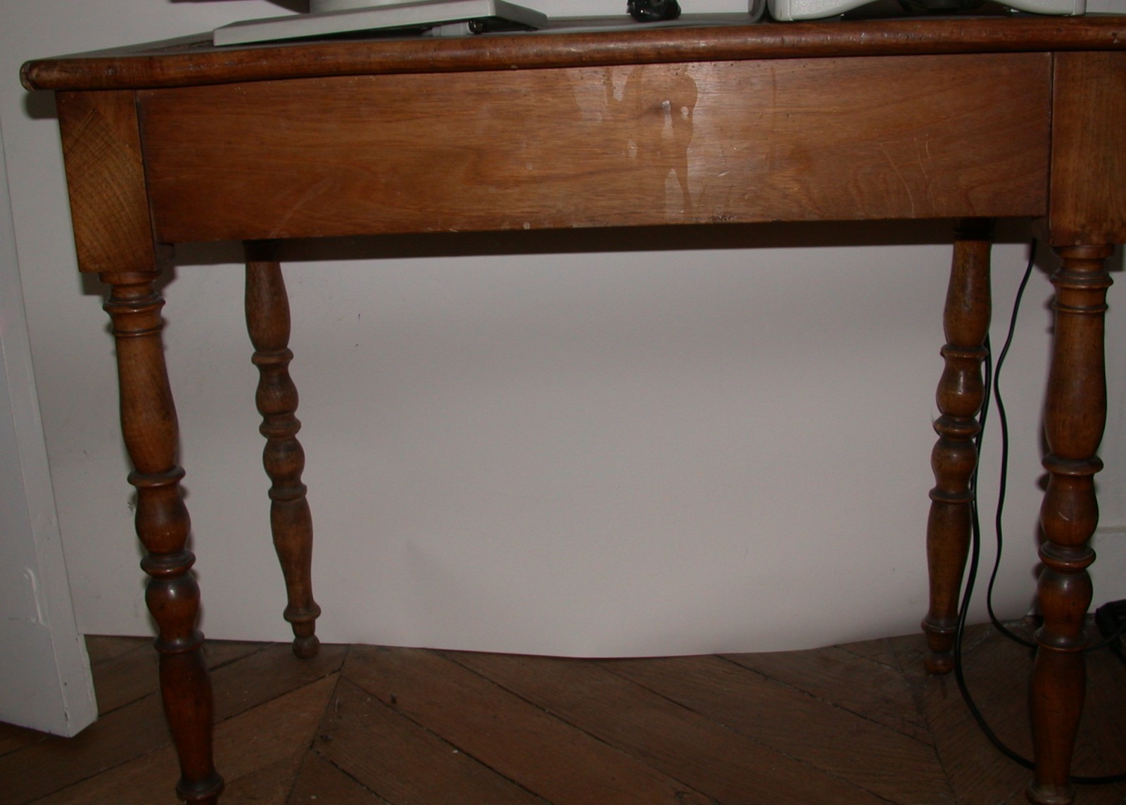 Table en acajou clair à pieds tournés