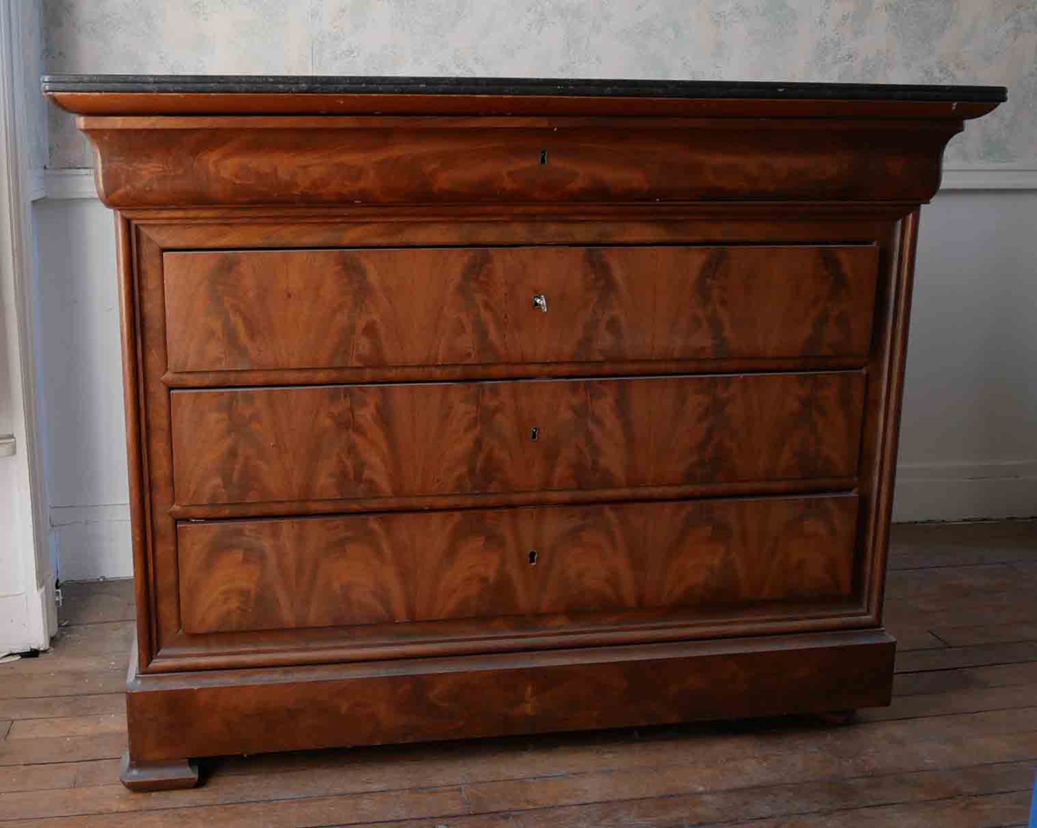 Grande commode en acajou quatre tiroirs recouverte de marbre noir