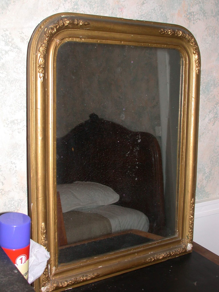Miroir encadré de bois doré