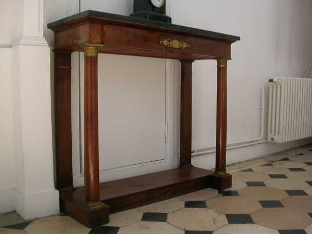 Console en acajou et bronze doré recouverte de marbre noir