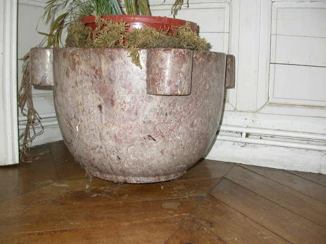 Grand mortier en marbre rose à quatre becs verseurs