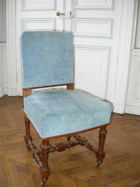 Chaise autrefois recouverte de velours prune, recouverte de tissu bleu clair en 1999