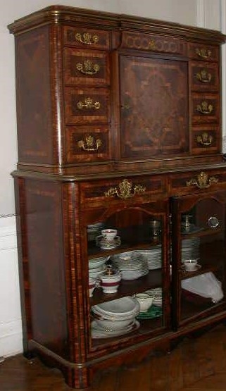 Buffet à deux corps en bois et bronze doré provenant de la Maison de Sylvie et destiné à contenir les plâtres de la princesse Marie d'Orléans
