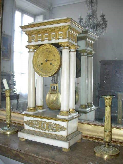 Horloge à colonnettes en albâtre
