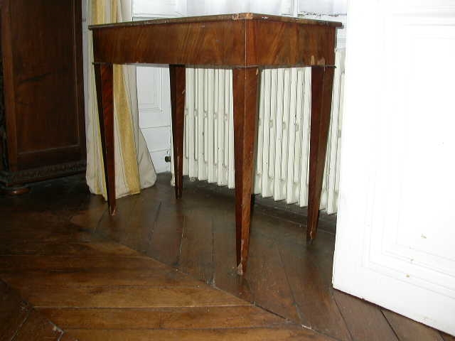 Petite table à pieds carrés recouverte de cuir noir avec un tiroir