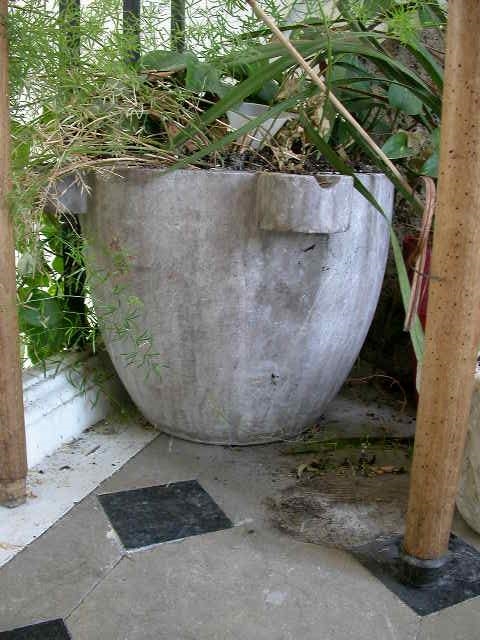 Mortier en pierre grise avec 4 becs verseurs