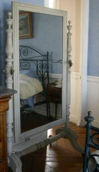 Psyché pivotant sur axe en bois peint en gris sur roulettes