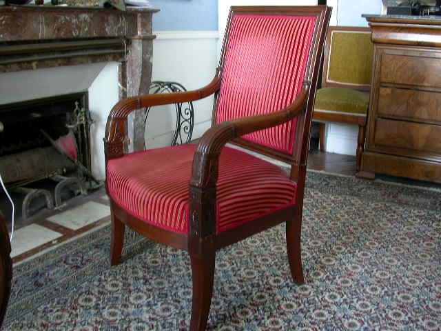Fauteuil en acajou avec palmette à l'accoudoir recouvert de tissu rayé rouge et jaune