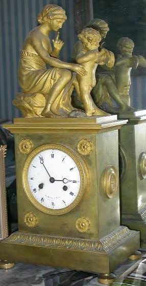 Horloge en bronze doré représentant Vénus le doigt levé sermonant l'Amour