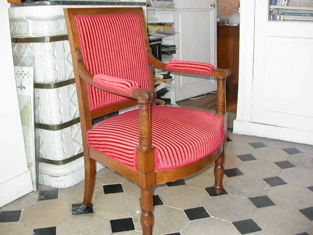 Fauteuil à palmettes recouvert de tissu rouge et jaune
