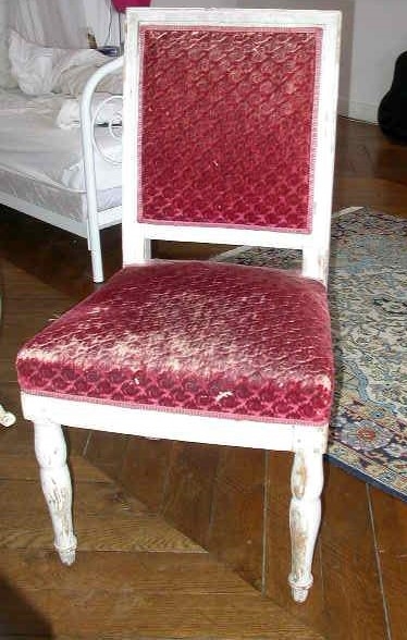 Chaise en bois peint en gris clair recouverte de velours rouge à losanges