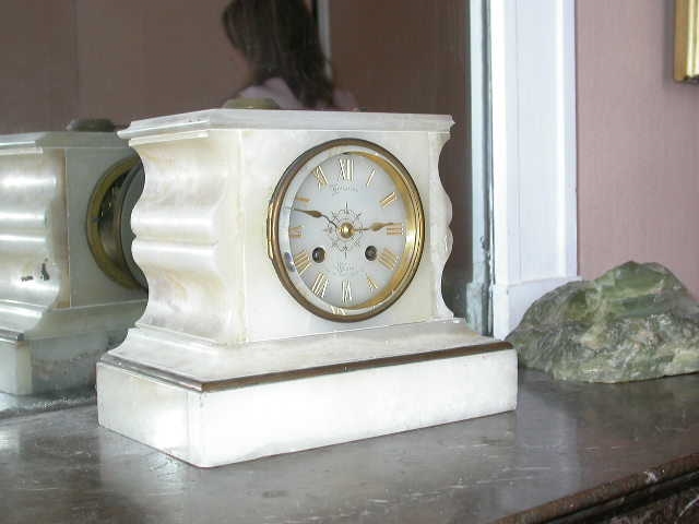 Horloge en albâtre