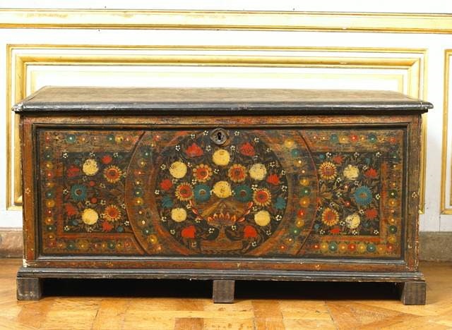 Coffre en bois peint de motifs floraux avec poignées métalliques intérieur peint en orange