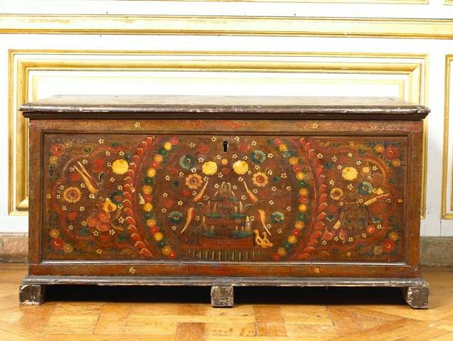 Coffre en bois peint de motifs floraux avec poignées métalliques intérieur peint en orange