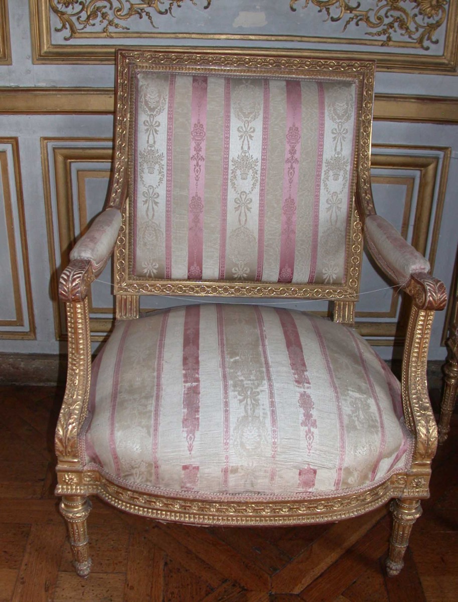 Fauteuil Louis XVI en bois doré appartenant au mobilier de Jacob du Salon des Jeux de Saint-Cloud (1787)