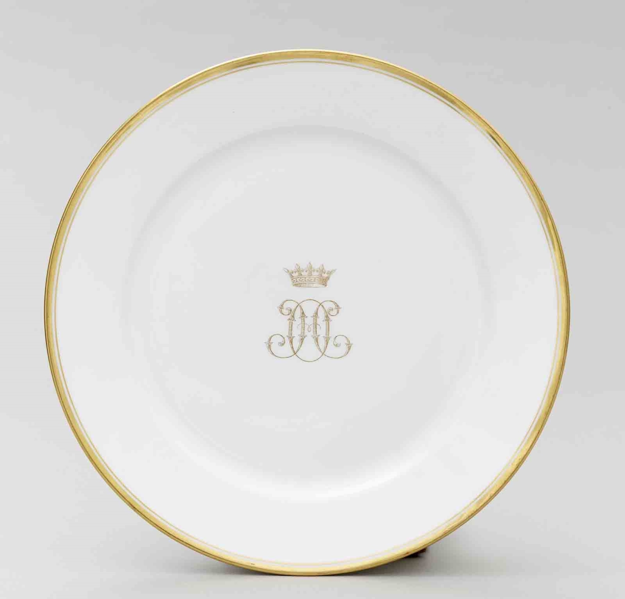 Assiette en porcelaine de Sèvres portant la marque LP 1845 et le monogramme HO couronné et doré du service de table du duc d’Aumale.