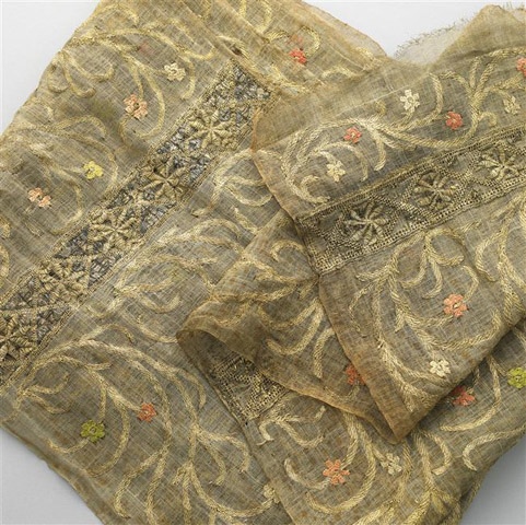 Echarpe en gaze fine brodée de fils de soie et filets métalliques avec très grands motifs floraux