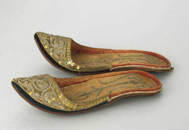 Deux mules de femme en velours bleu nuit brodées sur carton de cannetilles, filets métalliques et paillettes