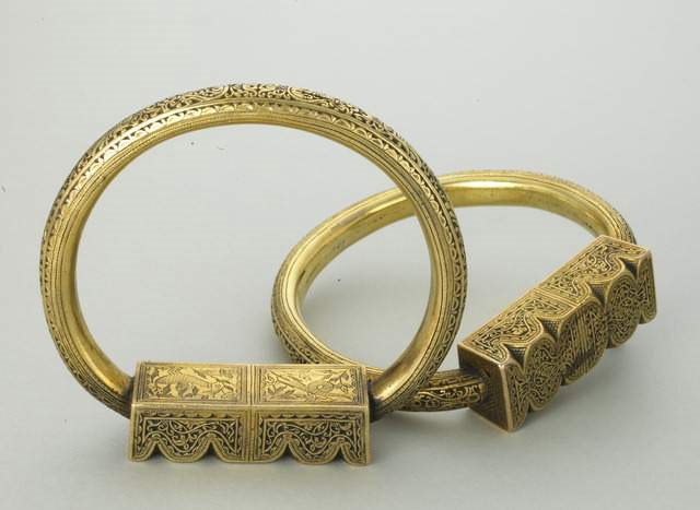 Deux bracelets de jambe en cuivre doré avec motifs d’oiseaux, de serpent et de poissons