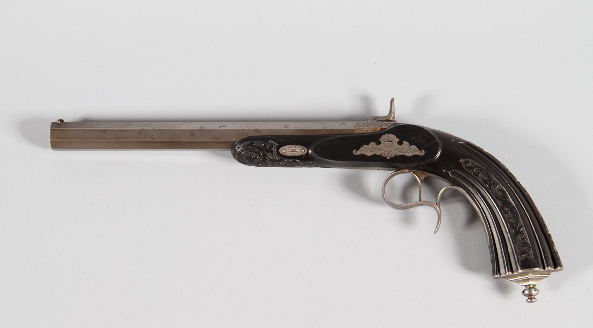 Pistolet à poignée de bois noir ciselé