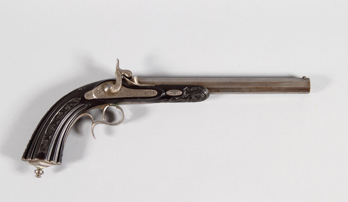 Pistolet à poignée de bois noir ciselé