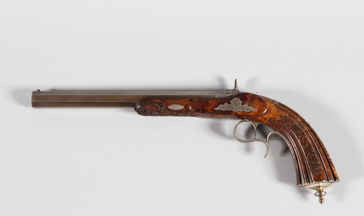 Pistolet en noyer ciselé