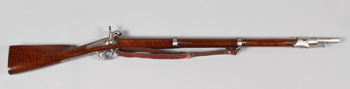 Fusil avec bretelle en cuir rouge