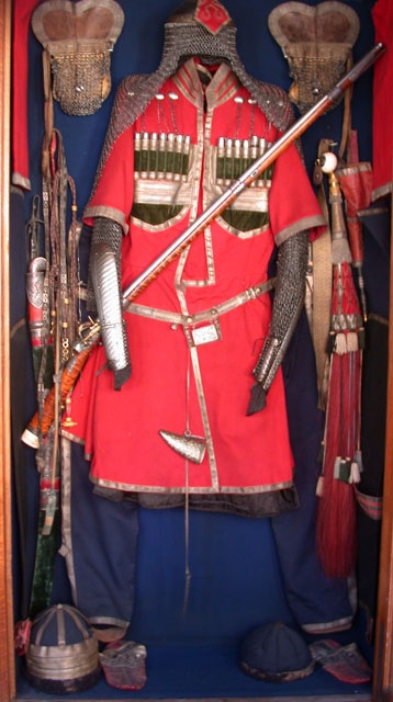 Gilet satin noir doublé de soie cerise