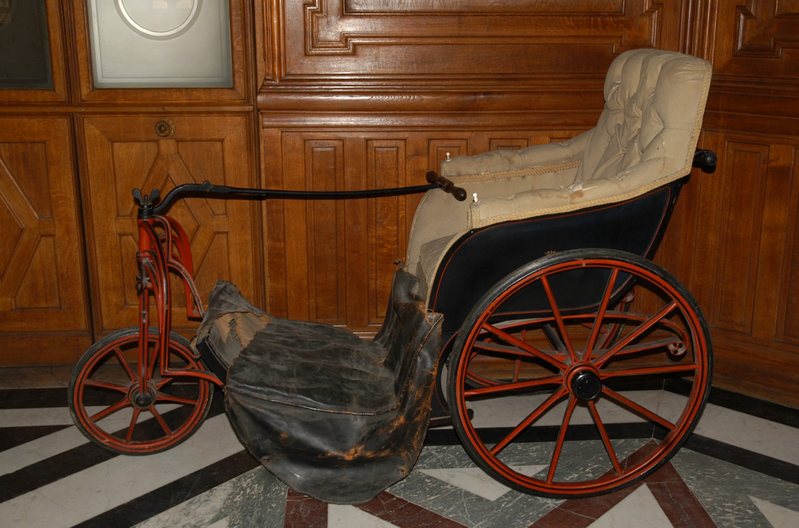 Fauteuil roulant du duc d’Aumale, métal, caoutchouc, ivoire, cuir, marqué d’un H O couronné