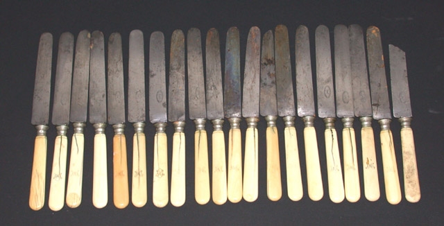 Couteau avec manche en ivoire monogrammé HO sur le manche