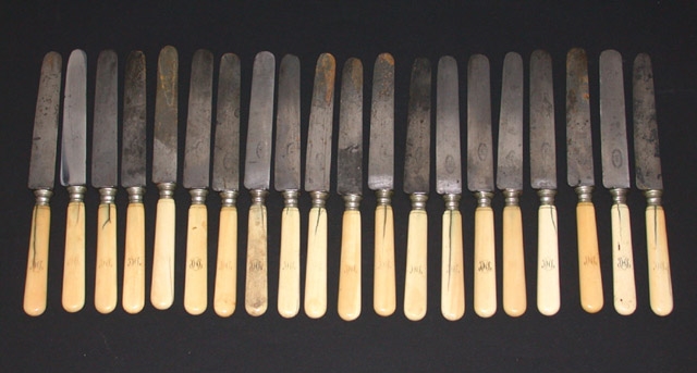 Couteau avec manche en ivoire monogrammé HO sur le manche