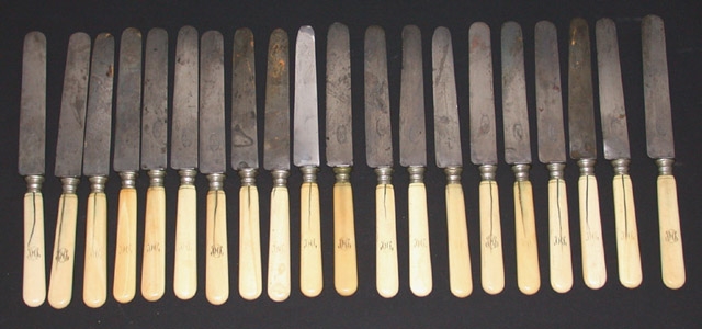 Couteau avec manche en ivoire monogrammé HO sur le manche