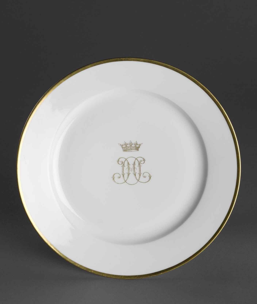 Assiettes plates en porcelaine blanche de Sèvres provenant du service du duc d’Aumale