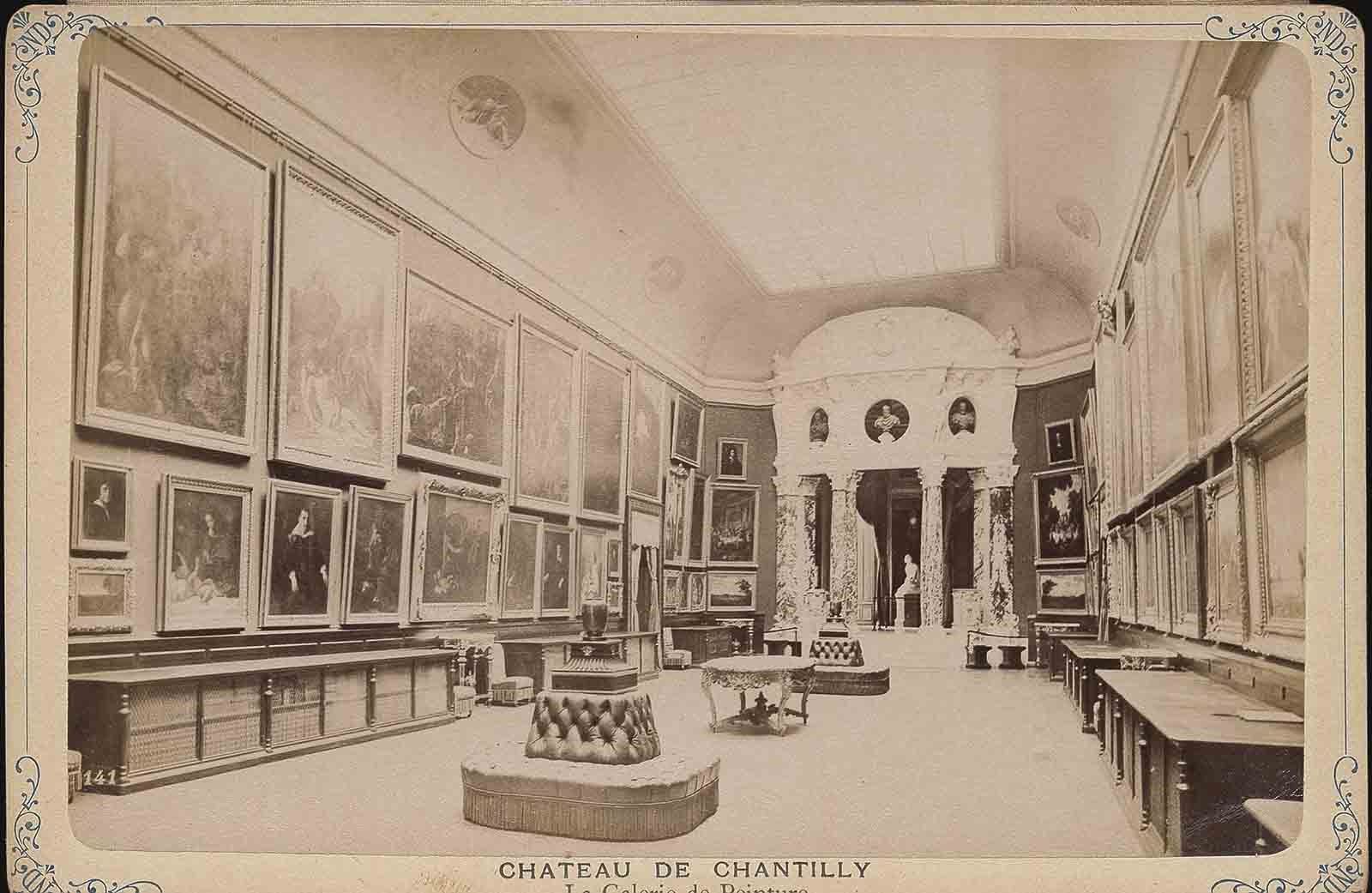 Château de Chantilly / La Galerie de Peinture ; Album de 12 photographies relié à la française et monté en accordéon. Inscription en lettres dorées : Château / de Chantilly
