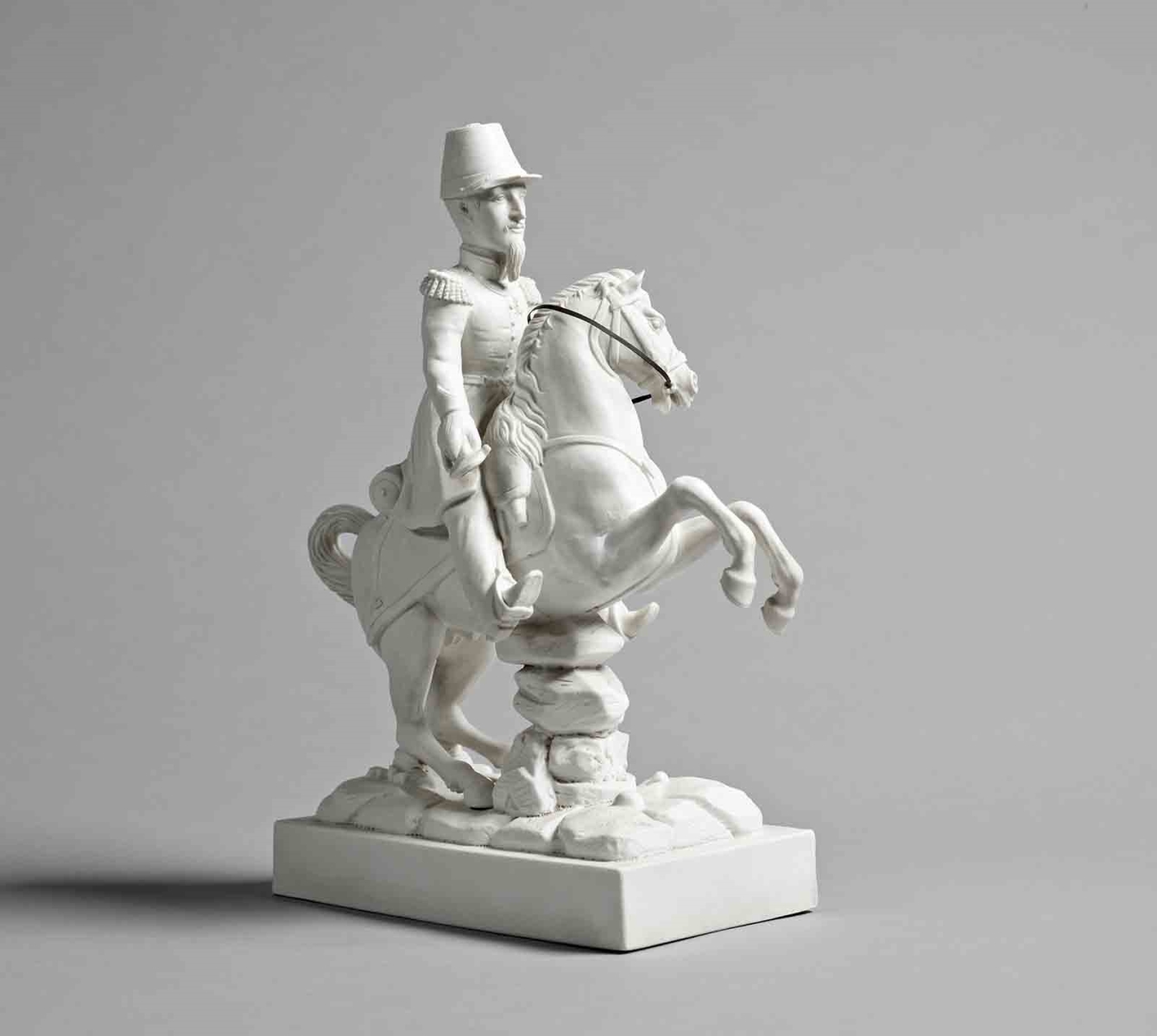 Henri d’Orléans duc d’Aumale (1822-1897) en uniforme de l’armée d’Afrique (17e Léger) monté sur un cheval se cabrant