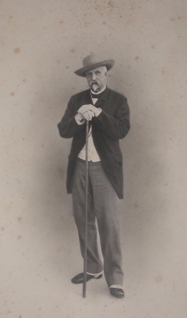 Le duc d’Aumale debout les deux mains appuyées sur sa canne ; Album relié de cuir vert, contenant 12 photographies anonymes, inscription en lettres d’or : SICILE / 1897