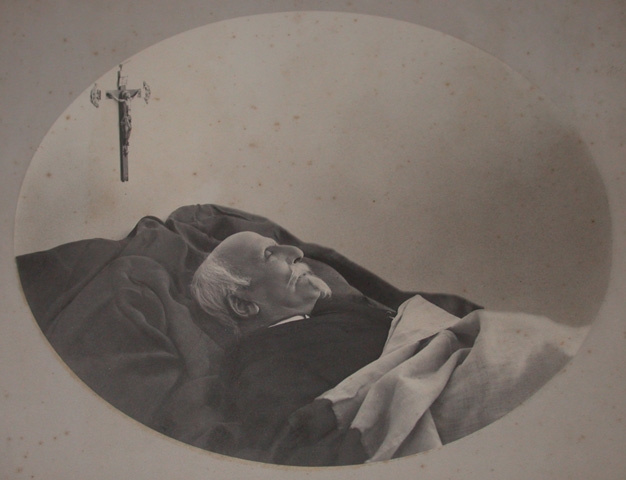 Le duc d’Aumale sur son lit de mort, de profil à droite, Sicile, 7 mai 1897 ; Album relié de cuir vert, contenant 12 photographies anonymes, inscription en lettres d’or : SICILE / 1897