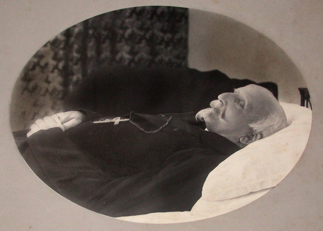 Le duc d’Aumale sur son lit de mort, de profil à gauche, Sicile, 7 mai 1897 ; Album relié de cuir vert, contenant 12 photographies anonymes, inscription en lettres d’or : SICILE / 1897