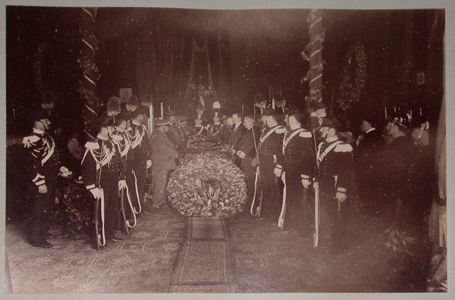 Cercueil du duc d’Aumale recouvert de fleurs, avec des soldats italiens présentant les armes, Sicile, mai 1897 ; Album relié de cuir vert, contenant 12 photographies anonymes, inscription en lettres d’or : SICILE / 1897