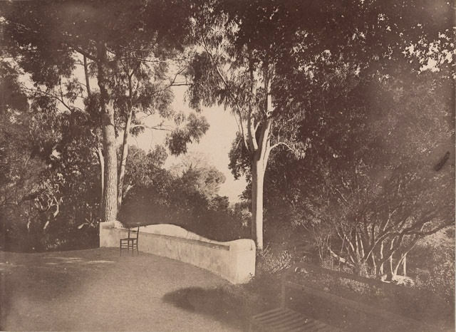 Jardin avec la chaise vide, Sicile, mai 1897 ; Album relié de cuir vert, contenant 12 photographies anonymes, inscription en lettres d’or : SICILE / 1897